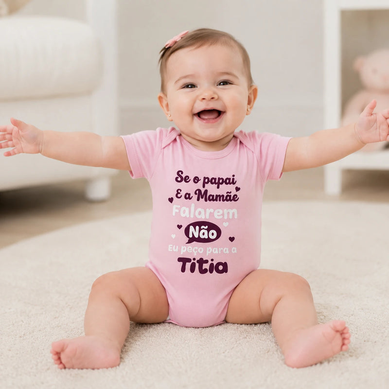 Bebê vestindo body Suedine Manga Curta com Frase Estampado — NinaBoo ref. 1476