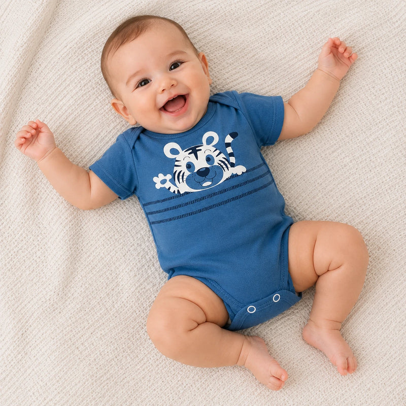 Bebê vestindo body Suedine Manga Curta Estampado — NinaBoo ref. 1494