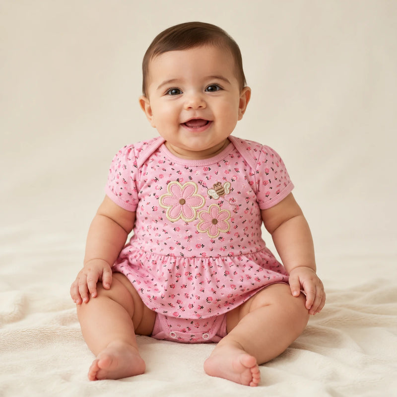 Bebê vestindo body Suedine Saia Manga Curta Bordado e Estampa Corrida na cor rosa — NinaBoo ref. 5074