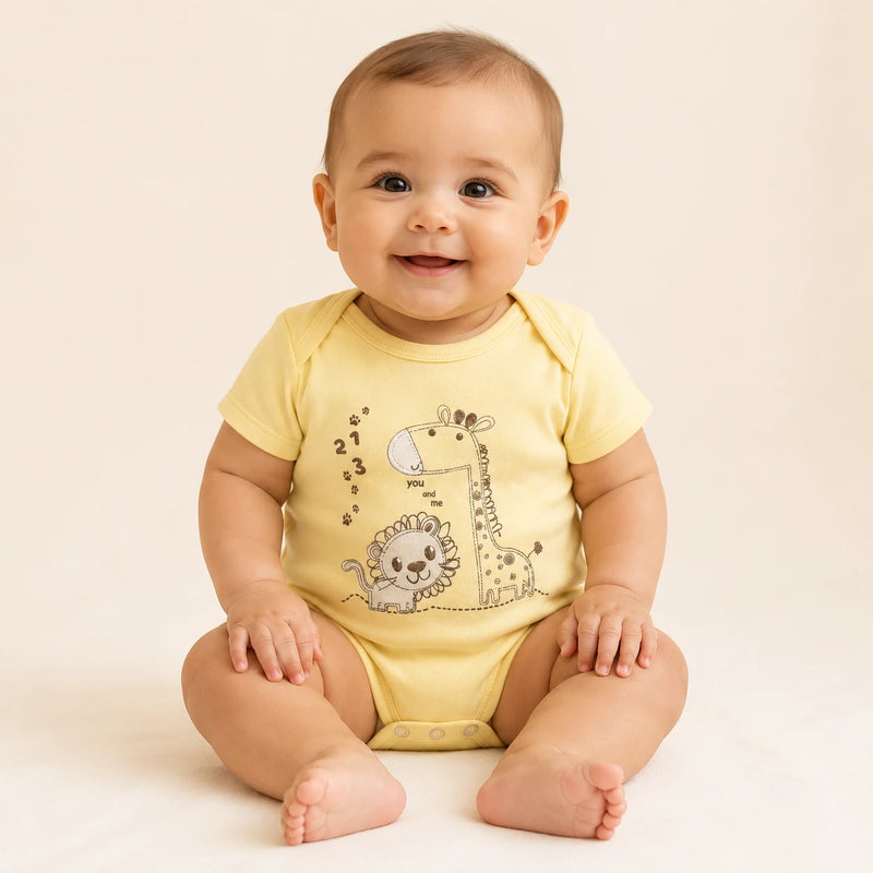 Bebê vestindo body Suedine Manga Curta Bordado e Estampa na cor amarelo manteiga — NinaBoo ref. 5090