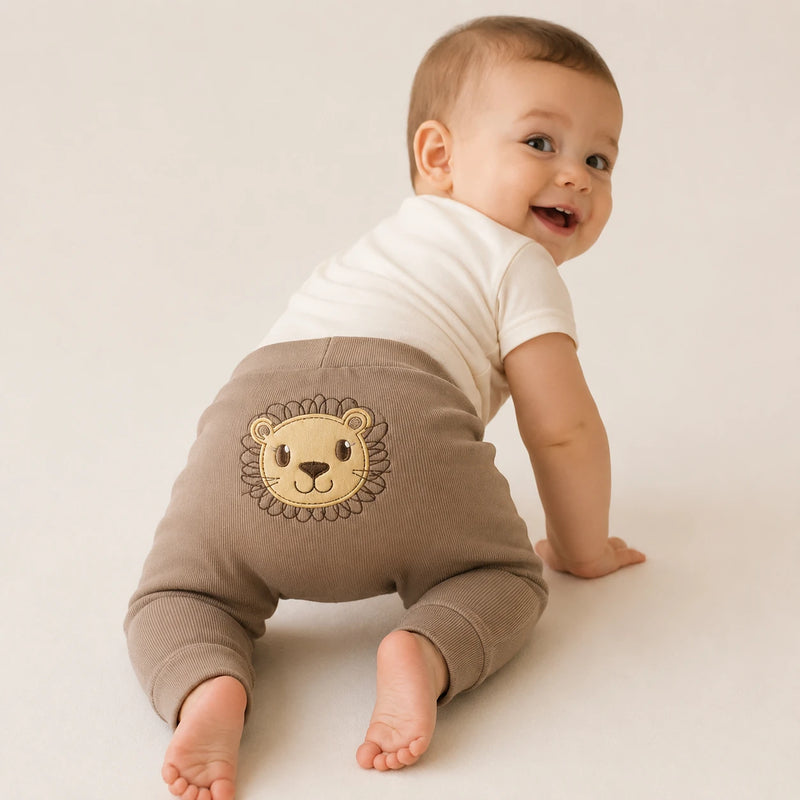 Bebê vestindo culote Saruel Suedine sem Pé Bordado na cor taupe — NinaBoo ref. 5091