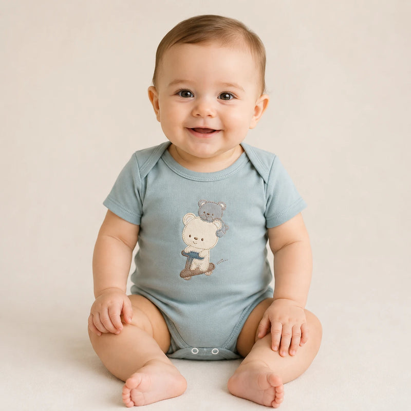Bebê vestindo body Suedine Manga Curta Bordado na cor azul petróleo — NinaBoo ref. 5092