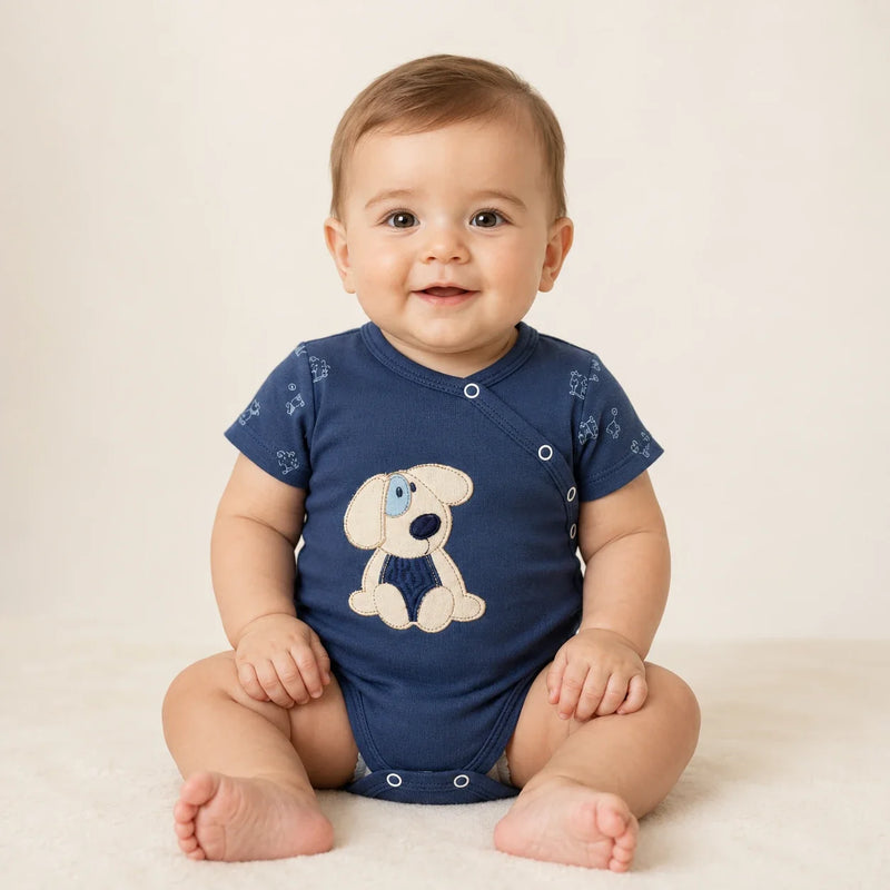 Bebê vestindo body Suedine Manga Curta Transversal Bordado e Estampa Corrida na cor azul marinho — NinaBoo ref. 5094