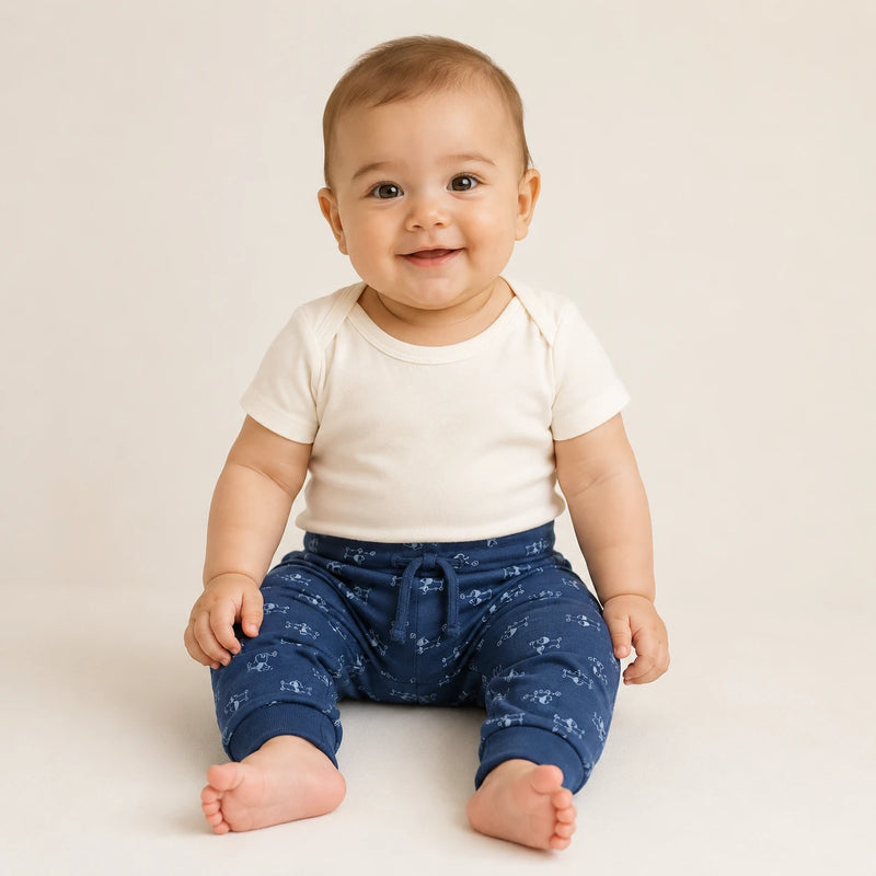 Bebê vestindo culote Saruel Suedine sem Pé Estampa Corrida na cor azul marinho — NinaBoo ref. 5095