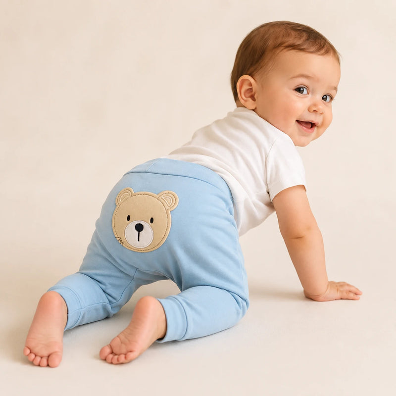 Bebê vestindo culote Saruel Suedine sem Pé Bordado na cor azul bebê — NinaBoo ref. 5097