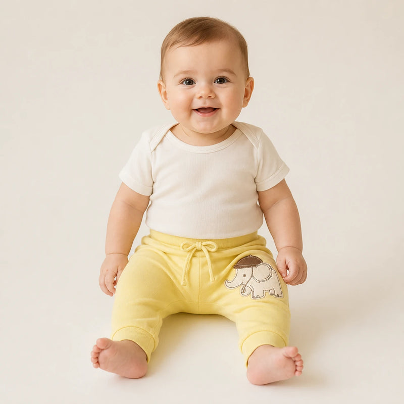 Bebê vestindo culote Saruel Suedine sem Pé Bordado na cor amarelo manteiga — NinaBoo ref. 5099