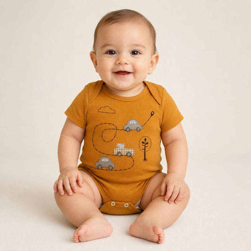 Bebê vestindo body Suedine Manga Curta Bordado e Estampa na cor ocre — NinaBoo ref. 5102
