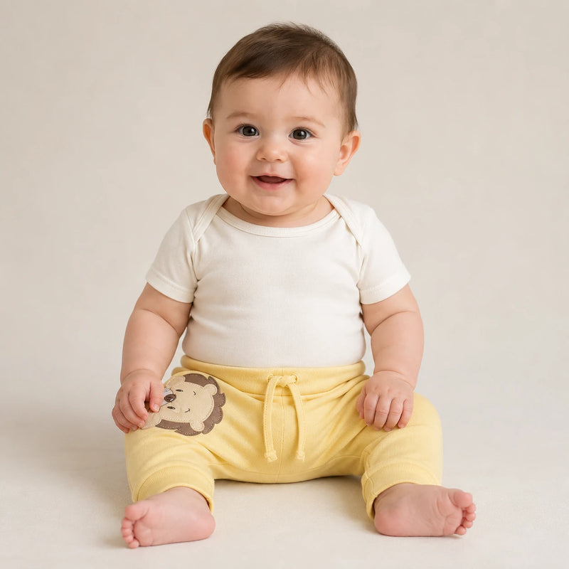 Bebê vestindo culote Saruel Suedine sem Pé Bordado na cor amarelo manteiga — NinaBoo ref. 5105