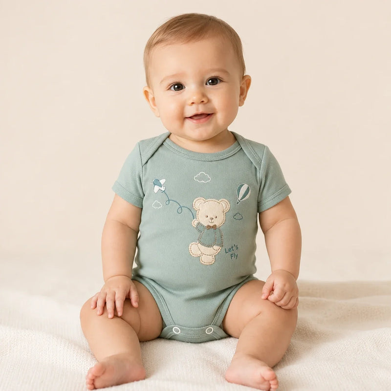 Bebê vestindo body Suedine Manga Curta Bordado e Estampa na cor verde menta — NinaBoo ref. 5106