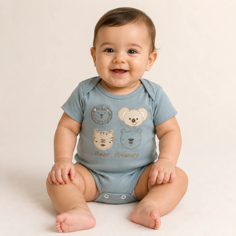 Bebê vestindo body Suedine Manga Curta Bordado na cor azul petróleo — NinaBoo ref. 5108
