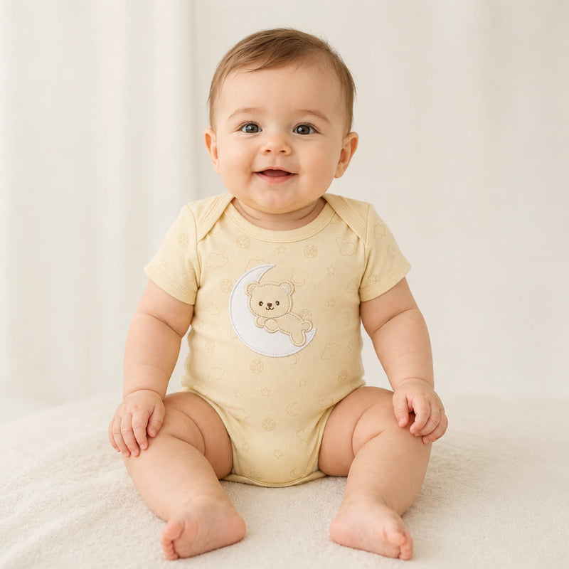 Bebê vestindo body Suedine Manga Curta Bordado e Estampa na cor creme amanteigado — NinaBoo ref. 5110