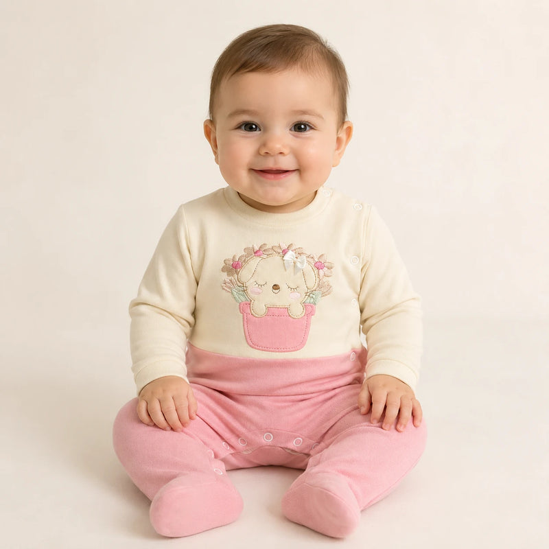 Bebê vestindo macacão Suedine Manga Longa Bordado na cor creme e rosa seco — NinaBoo ref. 5133