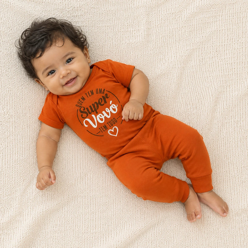 Conjunto vestido por bebê: Kit 3 Bodies Suedine Manga Curta com Frase Estampado — Menin + Kit 3 Culotes Suedine com Pé Reversível Liso (2ª cor do kit) — NinaBoo refs 1504/1505