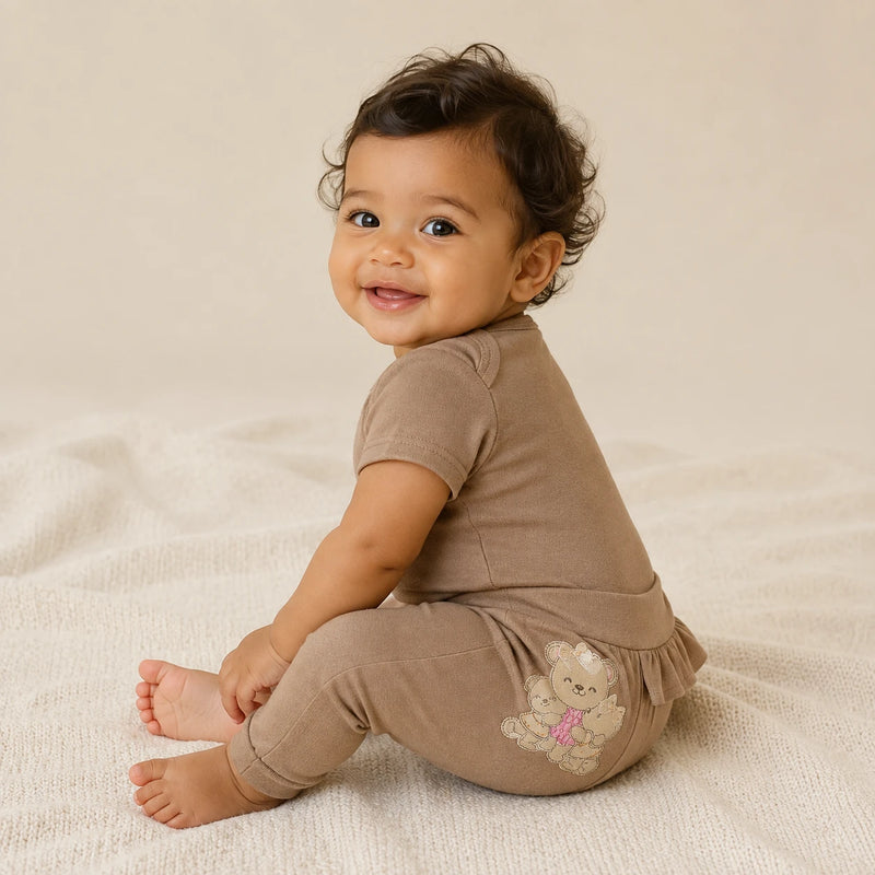Conjunto vestido por bebê: Kit 3 Bodies Suedine Manga Curta Bordado e Babado + Kit 3 Culotes Saruel Suedine sem Pé Bordado (2ª cor do kit) — NinaBoo refs 5062/5063