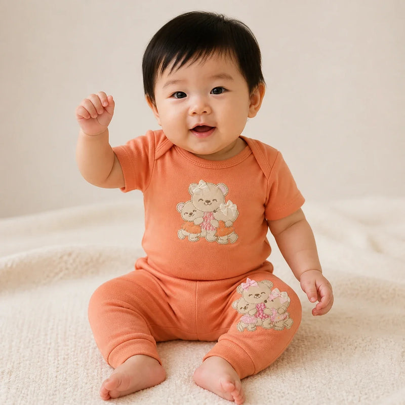 Conjunto vestido por bebê: Body Suedine Manga Curta Bordado e Babado + Culote Saruel Suedine sem Pé Bordado (cor principal) — NinaBoo refs 5062/5063