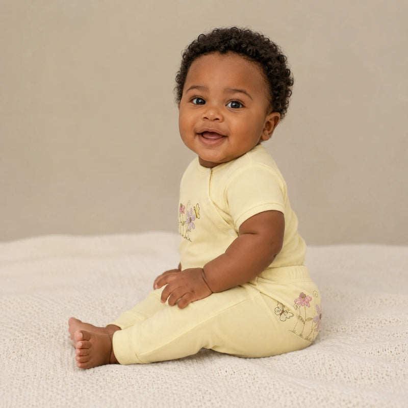Conjunto vestido por bebê: Kit 3 Bodies Suedine Manga Curta Transversal Bordado — Menin + Kit 3 Culotes Saruel Suedine sem Pé Bordado (2ª cor do kit) — NinaBoo refs 5066/5067