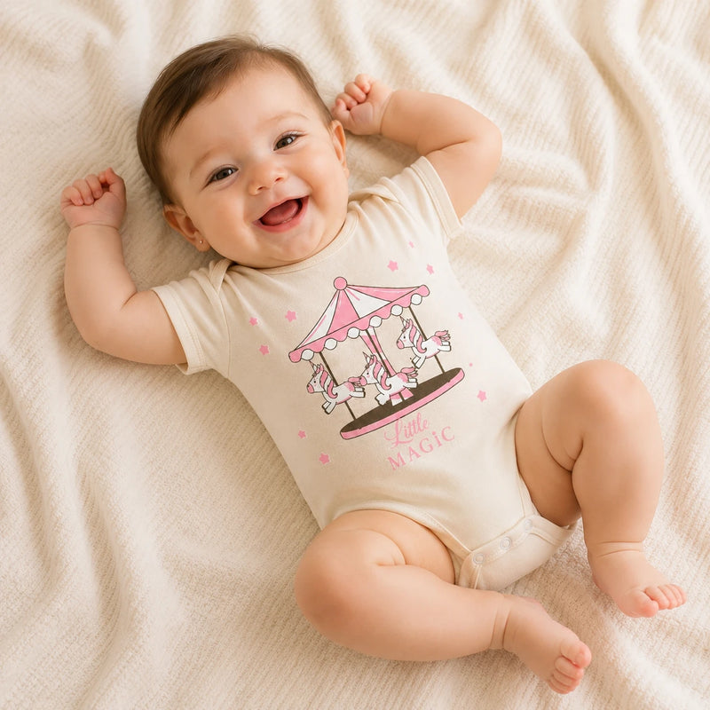 Bebê vestindo body Suedine Manga Curta Estampado — NinaBoo ref. 1458