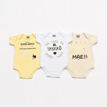 Kit 3 Bodies Suedine Manga Curta com Frase Estampado — Menina — a peça de perto: estampa e acabamento