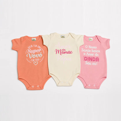 Kit 3 Bodies Suedine Manga Curta com Frase Estampado — Menina — a peça de perto: estampa e acabamento