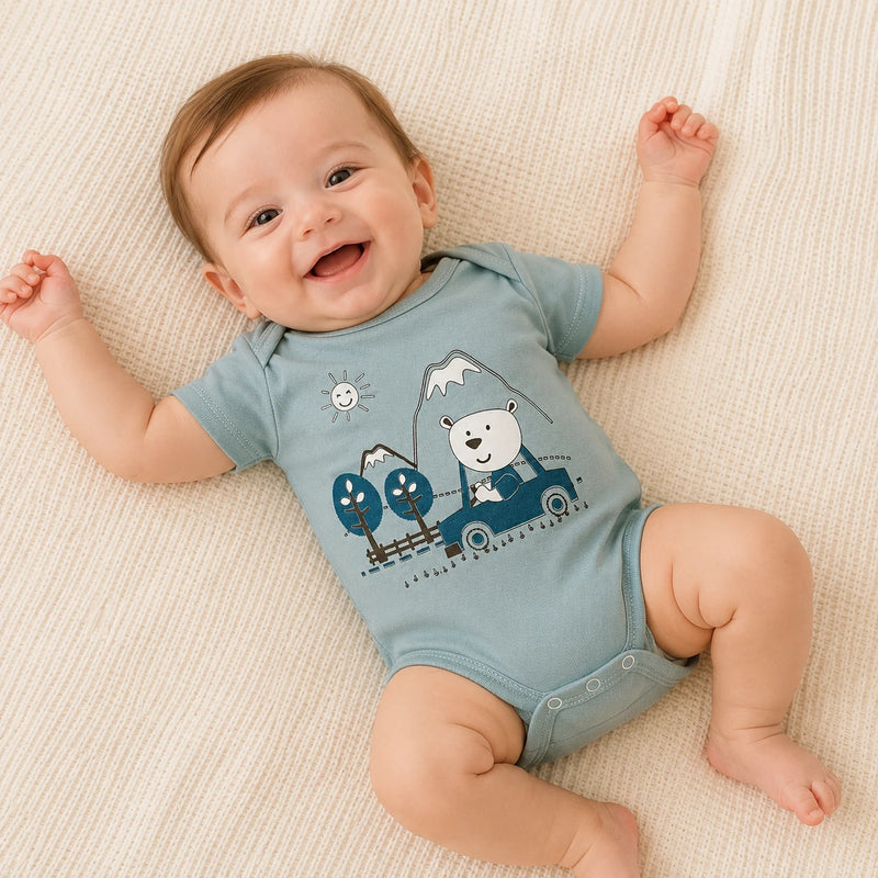 Bebê vestindo body Suedine Manga Curta Estampado — NinaBoo ref. 1488