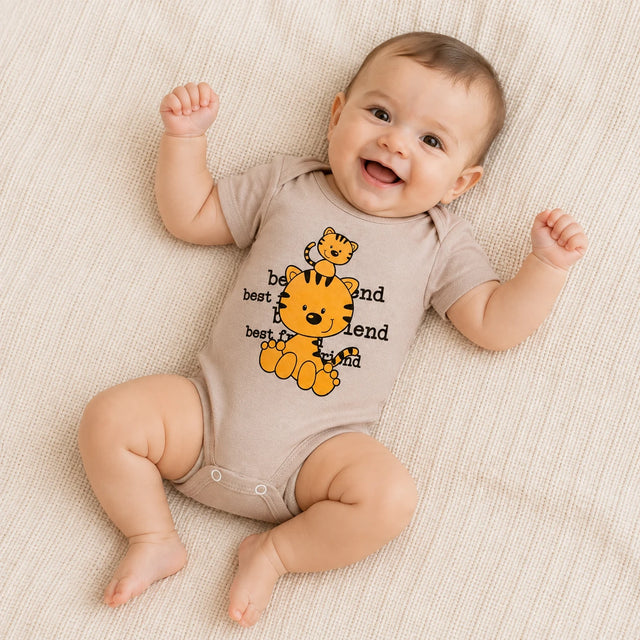 Body Avulso Suedine Manga Curta Estampado — Menino vestido no bebê — caimento real