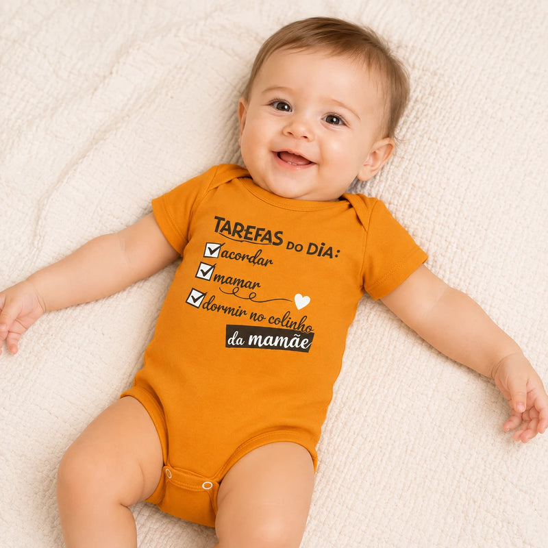 Bebê vestindo body Suedine Manga Curta com Frase Estampado — NinaBoo ref. 1506