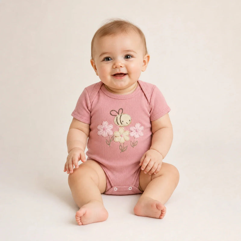Bebê vestindo body Suedine Manga Curta Bordado e Babado na cor rosa seco — NinaBoo ref. 5052