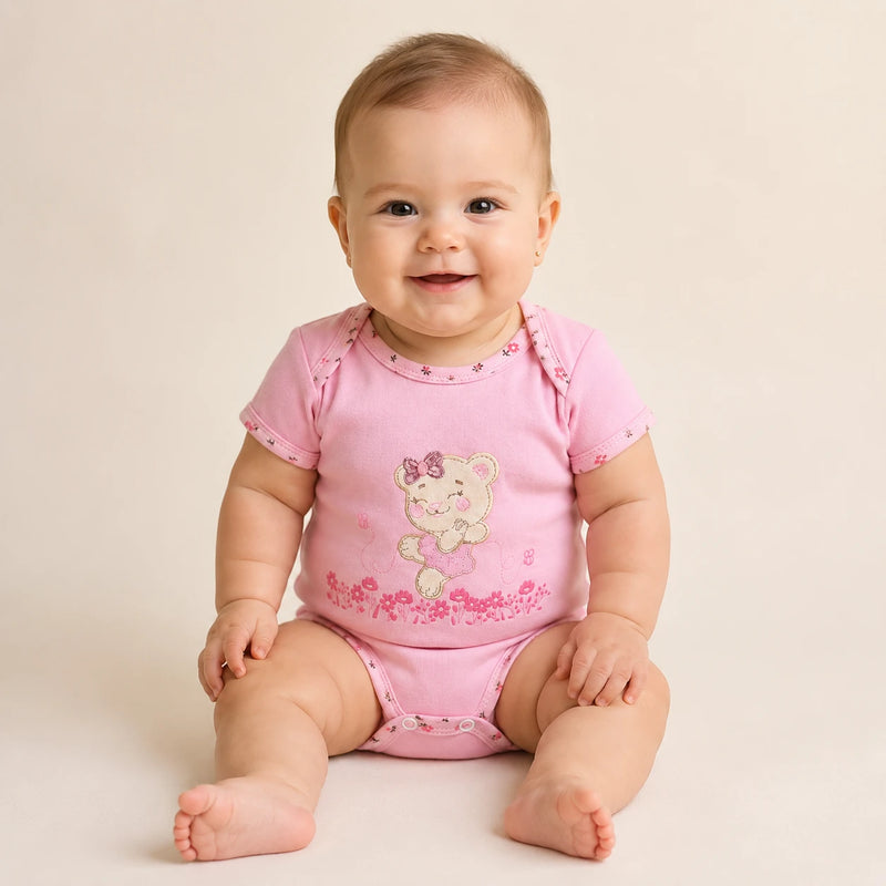 Bebê vestindo body Suedine Manga Curta Bordado e Estampa na cor rosa bebê — NinaBoo ref. 5058