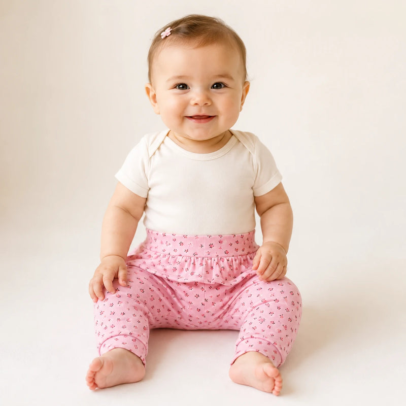Bebê vestindo culote Saruel Suedine sem Pé Babado e Estampa Corrida na cor rosa floral — NinaBoo ref. 5059