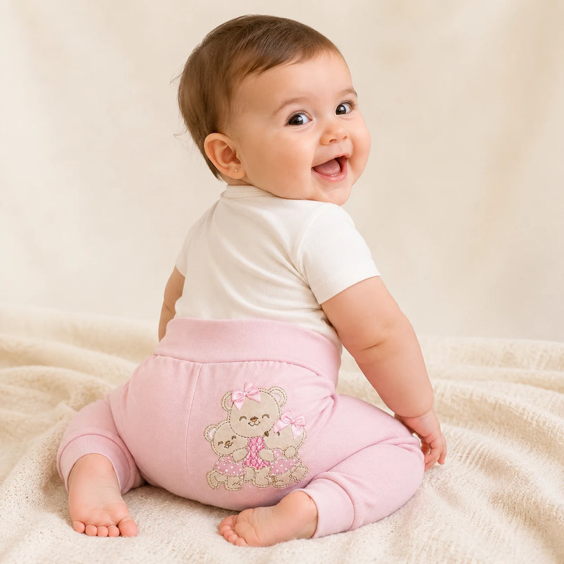 Bebê vestindo culote Saruel Suedine sem Pé Bordado na cor rosa bebê — NinaBoo ref. 5063