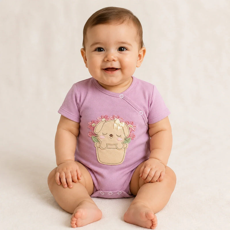 Bebê vestindo body Suedine Manga Curta Transversal Bordado na cor lilás — NinaBoo ref. 5064