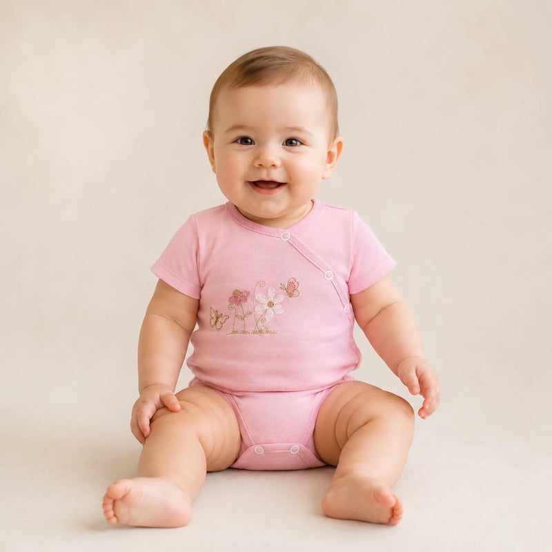 Bebê vestindo body Suedine Manga Curta Transversal Bordado na cor rosa — NinaBoo ref. 5066