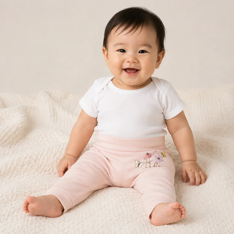 Bebê vestindo culote suedine na cor rosa-claro, sentado de frente — NinaBoo ref. 5067