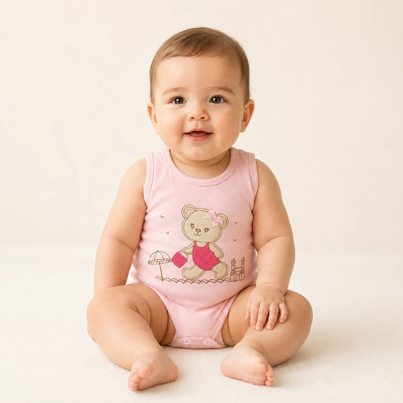 Bebê vestindo body Suedine Regata Bordado e Estampa na cor rosa bebê — NinaBoo ref. 5068