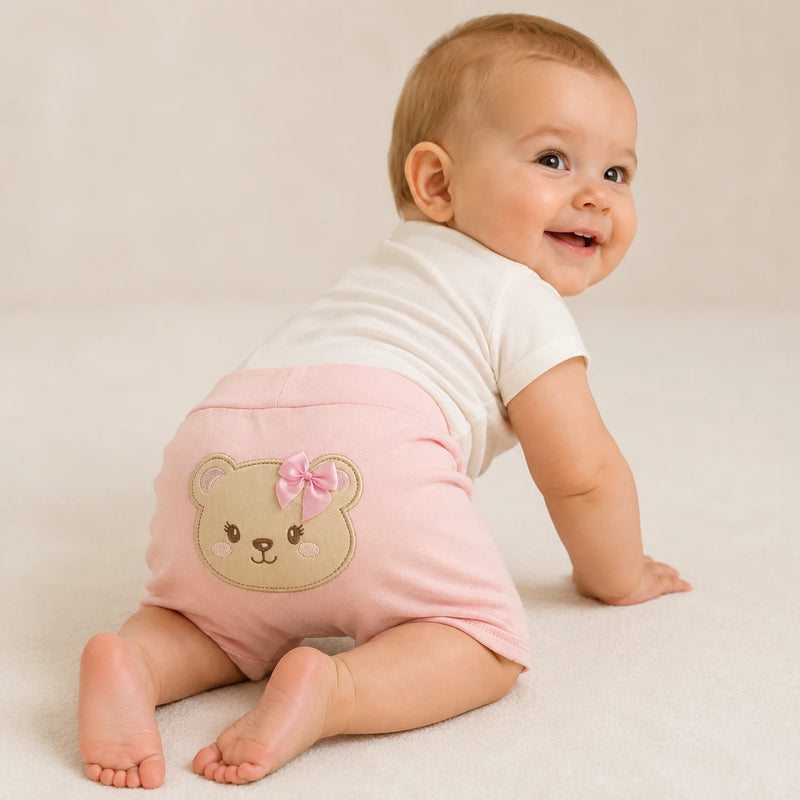 Bebê vestindo shorts Saruel Suedine Bordado na cor rosa bebê — NinaBoo ref. 5069