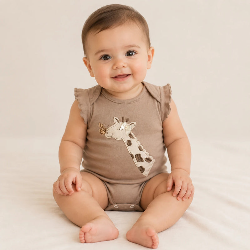 Bebê vestindo body Suedine Regata Bordado e Babado na cor taupe — NinaBoo ref. 5070