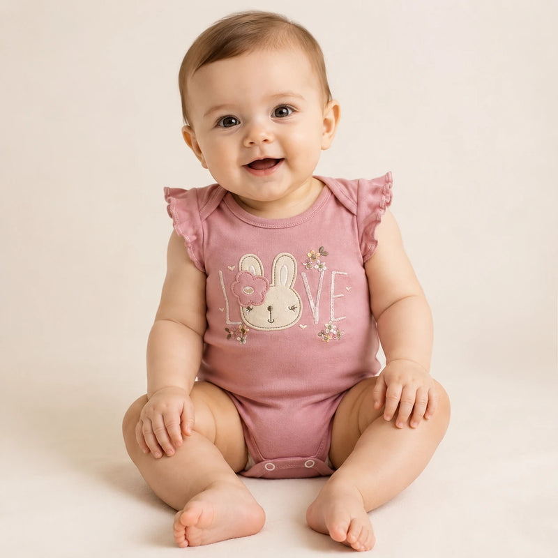 Bebê vestindo body Suedine Regata Bordado e Babado na cor rosa seco — NinaBoo ref. 5072