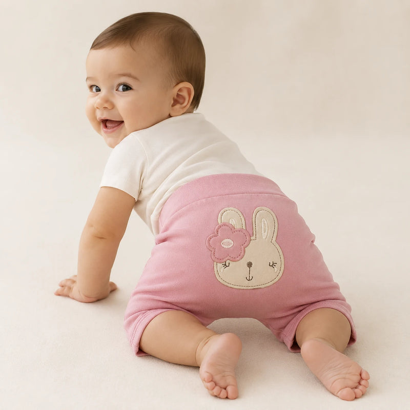 Bebê vestindo shorts Saruel Suedine Bordado na cor rosa bebê — NinaBoo ref. 5073