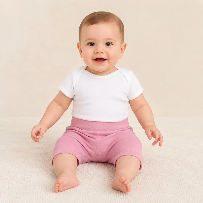 Bebê vestindo shorts saruel suedine na cor rosa-antigo, sentado de frente — NinaBoo ref. 5073
