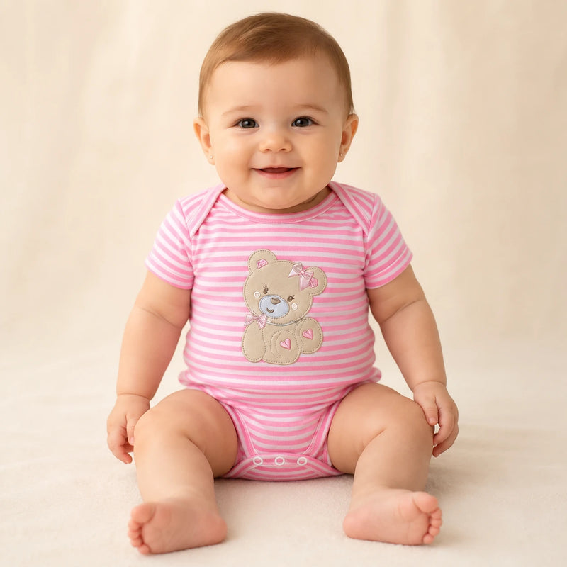 Bebê vestindo body Suedine Listrado Manga Curta Bordado na cor listrado rosa e branco — NinaBoo ref. 5076