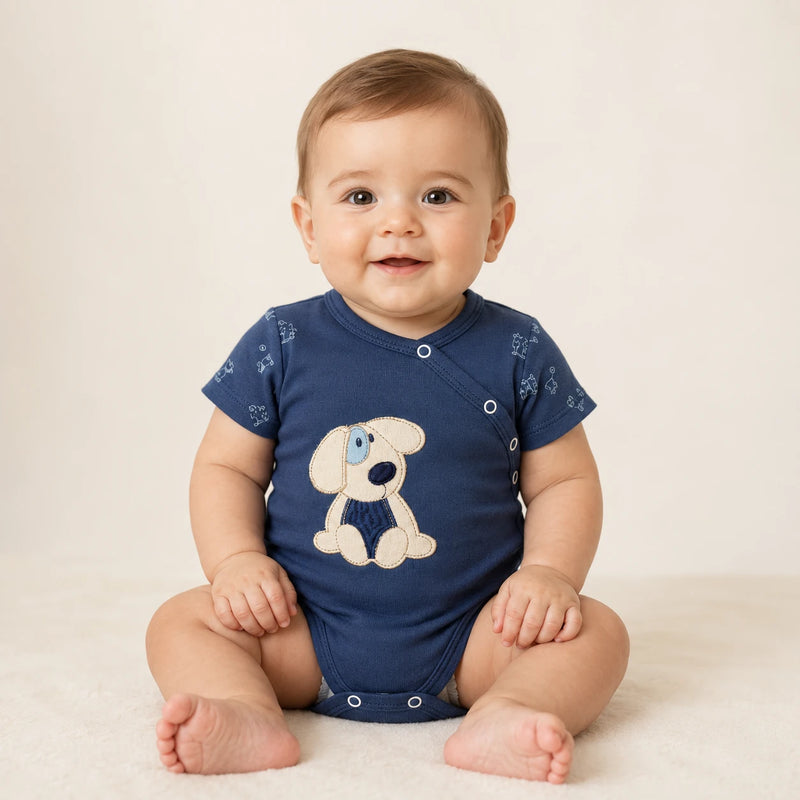 Bebê vestindo body Suedine Manga Curta Transversal Bordado e Estampa Corrida na cor azul marinho — NinaBoo ref. 5094