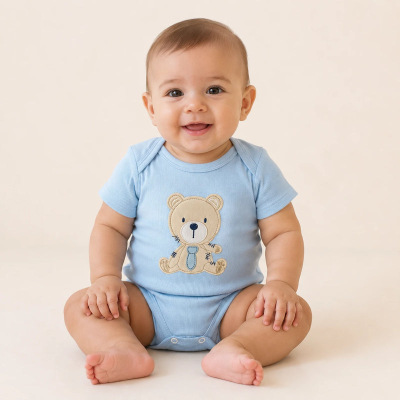 Bebê vestindo body Suedine Manga Curta Bordado na cor azul bebê — NinaBoo ref. 5096