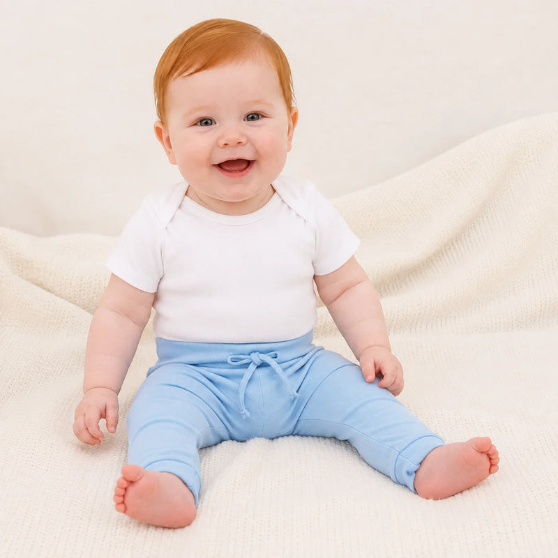 Bebê vestindo culote suedine sem pe com cordao no cos na cor azul-claro, sentado de frente — NinaBoo ref. 5097