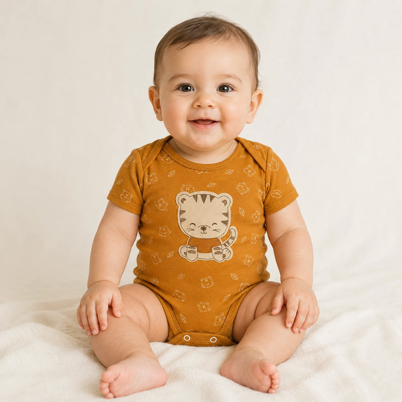 Bebê vestindo body Suedine Manga Curta Bordado e Estampa Corrida na cor ocre — NinaBoo ref. 5100