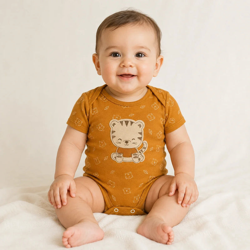 Bebê vestindo body Suedine Manga Curta Bordado e Estampa Corrida na cor ocre — NinaBoo ref. 5100