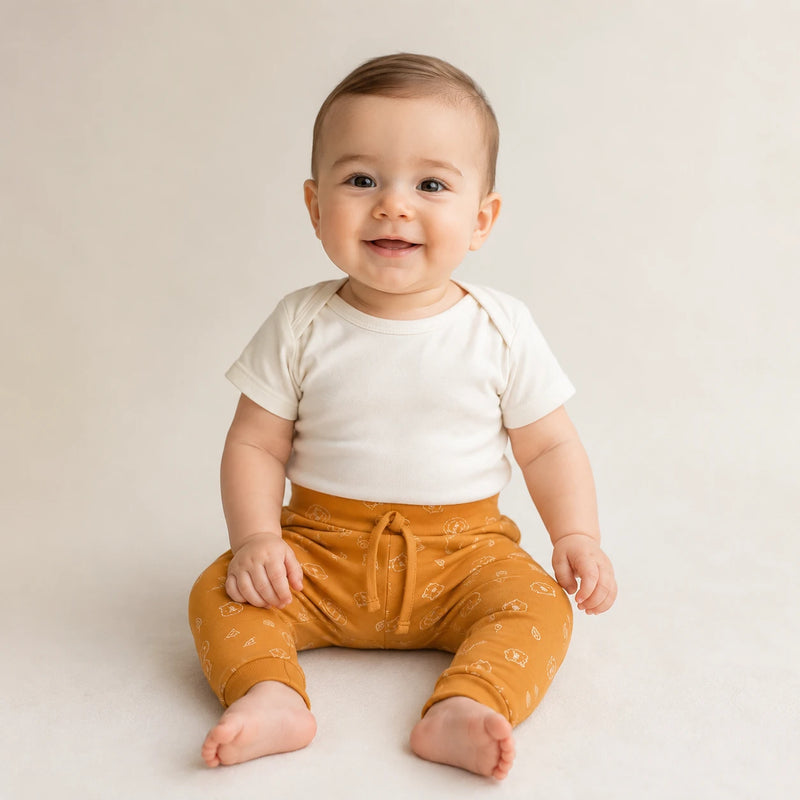 Bebê vestindo culote Saruel Suedine sem Pé Estampa Corrida na cor ocre — NinaBoo ref. 5101