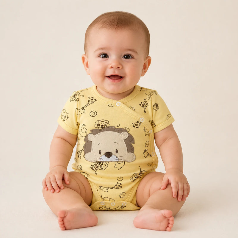 Bebê vestindo body Suedine Manga Curta Transversal Bordado e Estampa Corrida na cor amarelo manteiga — NinaBoo ref. 5104