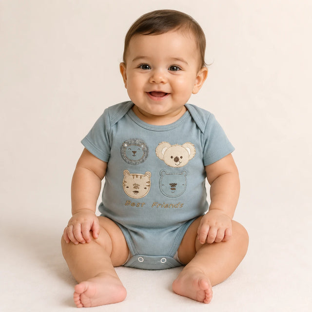 Kit 3 Bodies Suedine Manga Curta Bordado — Menino vestido no bebê — caimento real