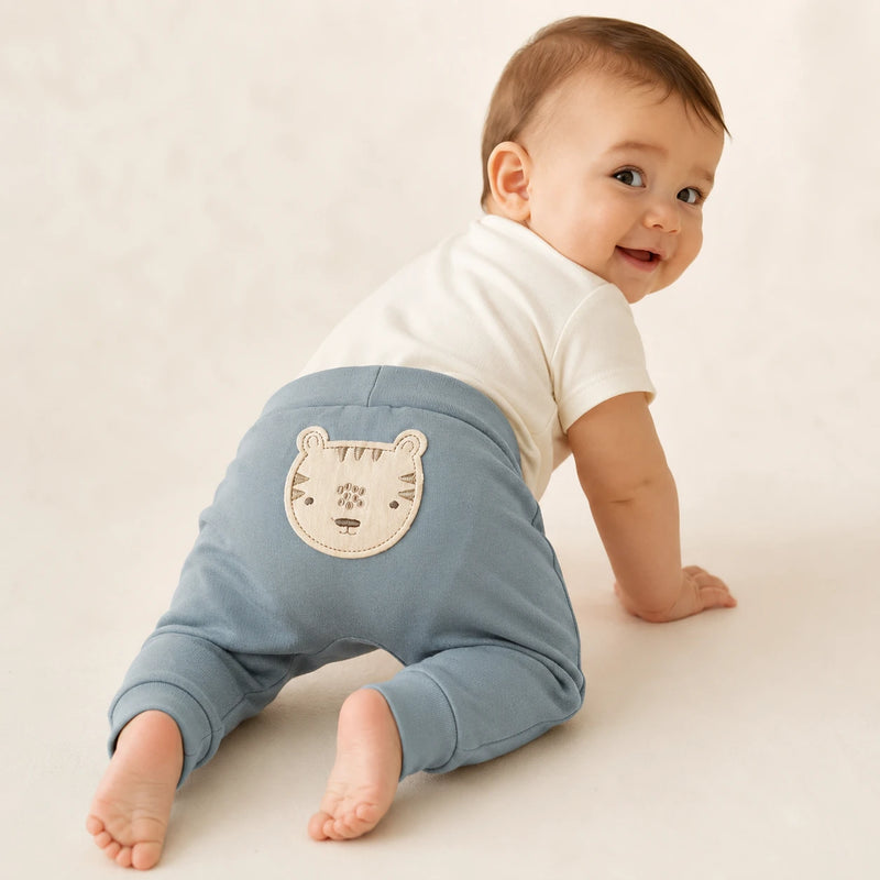 Bebê vestindo culote Saruel Suedine sem Pé Bordado na cor azul acinzentado — NinaBoo ref. 5109