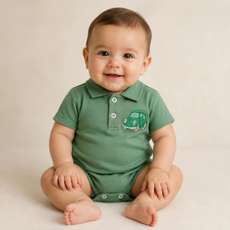 Bebê vestindo body Suedine Polo Manga Curta Bordado na cor verde sálvia — NinaBoo ref. 5112